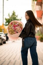 Bukiet z hortensji i gałązkowych róż - obrazek 2