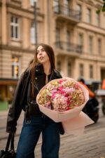 Bukiet z hortensji i gałązkowych róż - obrazek 3