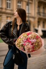 Bukiet z hortensji i gałązkowych róż - obrazek 4