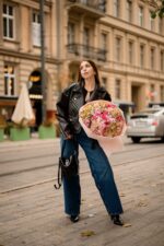 Bukiet z hortensji i gałązkowych róż - obrazek 5