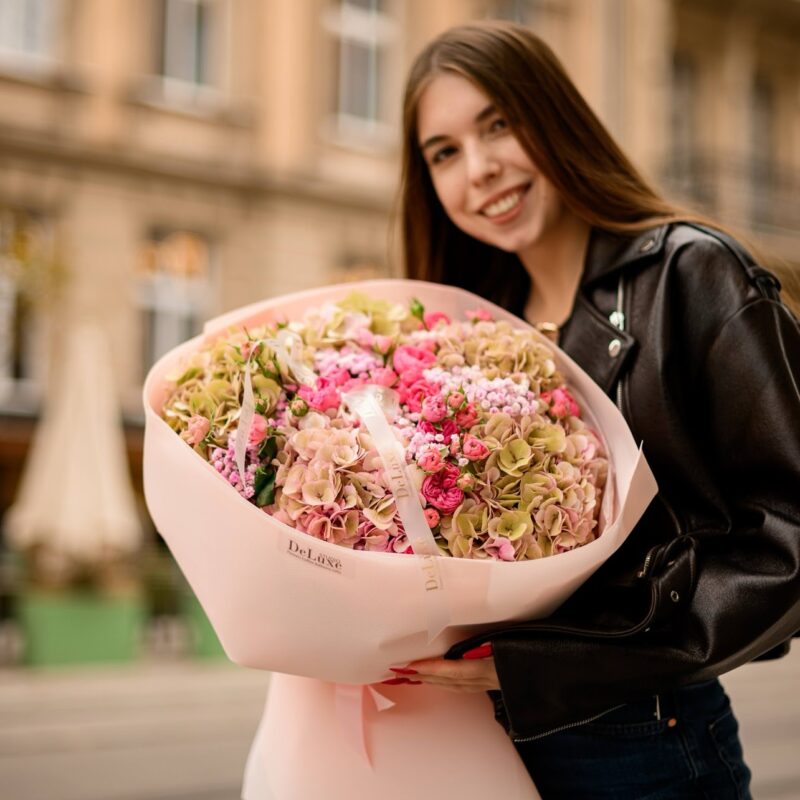 bukiet z hortensji i gałązkowych róż Studio Deluxe Poznań