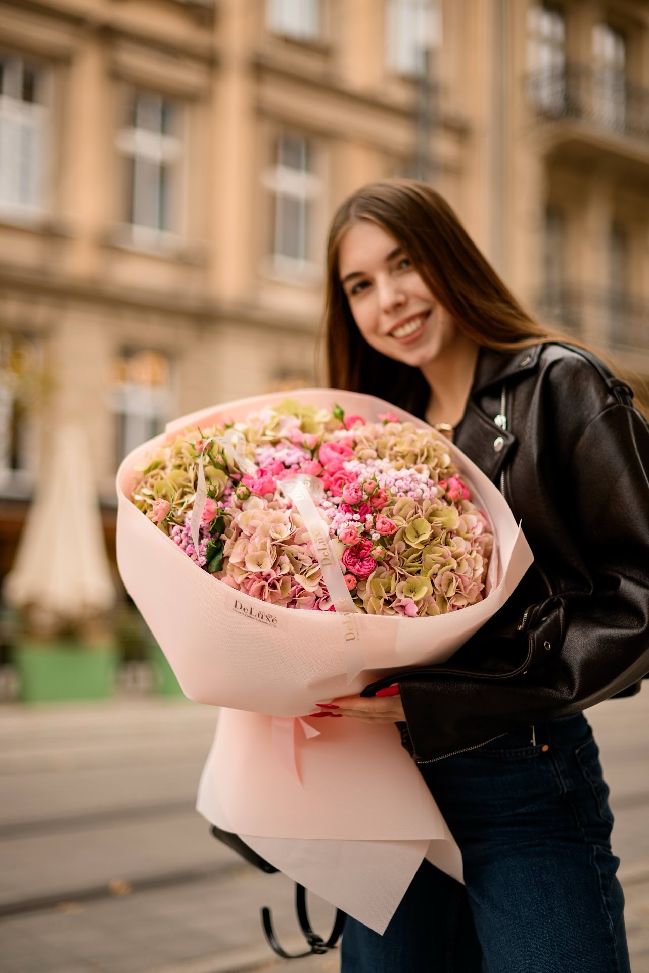 img_8280 bukiet z hortensji i gałązkowych róż Studio Deluxe Poznań