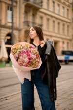 Bukiet z hortensji i gałązkowych róż - obrazek 7