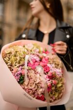 Bukiet z hortensji i gałązkowych róż - obrazek 6