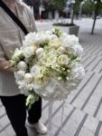 bukiet ślubny z hortensji i eustomy białej – Studio Deluxe Poznań
