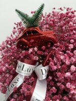 Flowerbox z różową gipsówką i świąteczną ozdobą Studio Deluxe Poznań