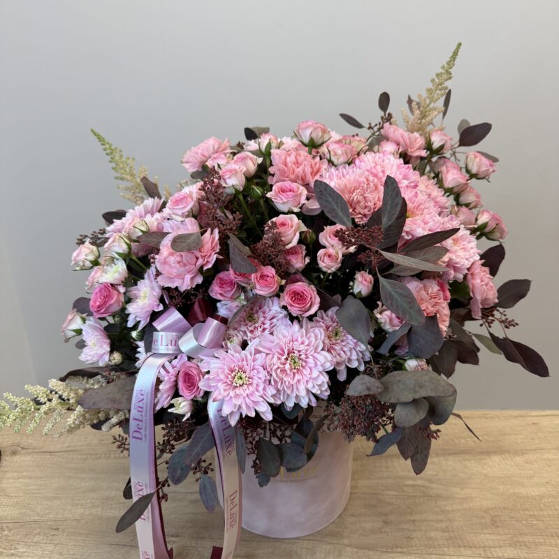 Flowerbox z różą, goździkiem, chryzantemą i eukaliptusem | Studio Deluxe Poznań