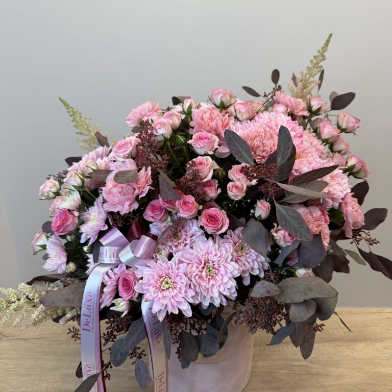 Flowerbox z różą, goździkiem, chryzantemą i eukaliptusem | Studio Deluxe Poznań