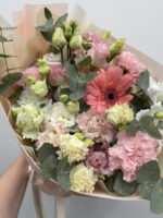 Pastelowy bukiet z goździków, eustom i różowej gerbery Studio Deluxe