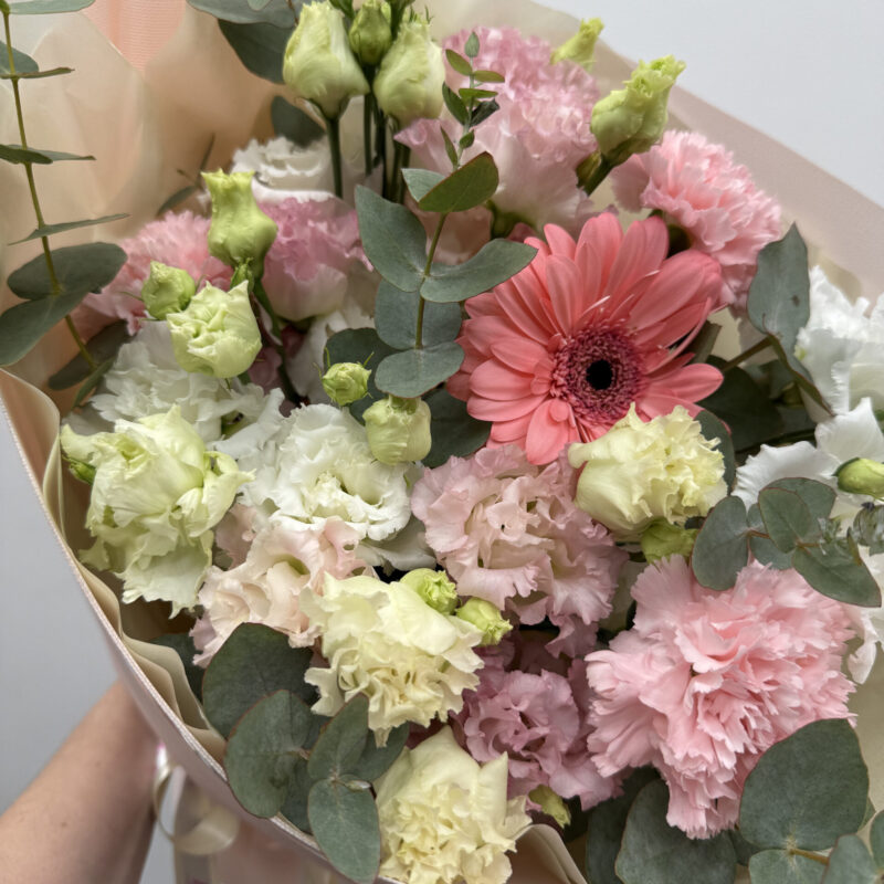 Pastelowy bukiet z goździków, eustom i różowej gerbery Studio Deluxe