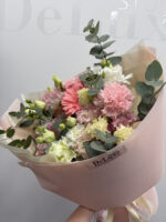 Pastelowy bukiet z goździków, eustom i różowej gerbery Studio Deluxe