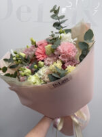 Pastelowy bukiet z goździków, eustom i różowej gerbery Studio Deluxe