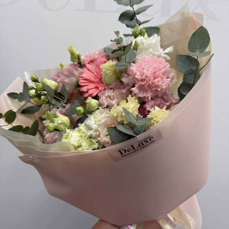 Pastelowy bukiet z goździków, eustom i różowej gerbery Studio Deluxe