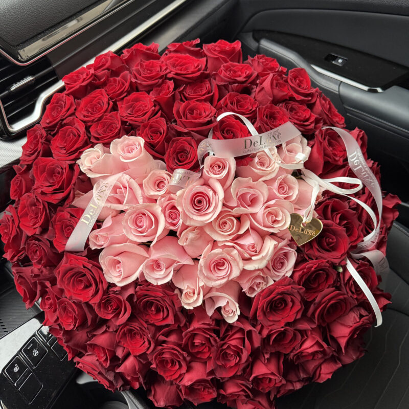 Bukiet czerwonych róż z różowym sercem – 101 różaBukiet czerwonych róż z różowym sercem – 101 róża