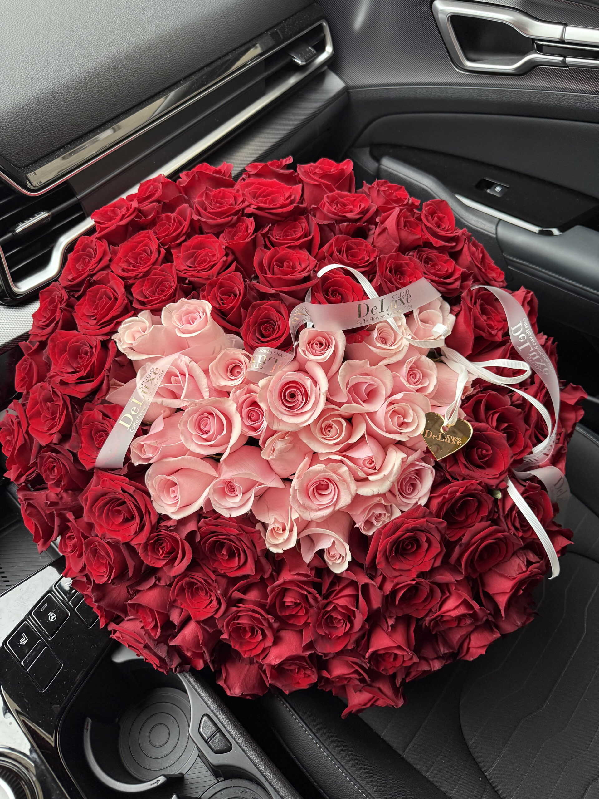 IMG_0926 Bukiet czerwonych róż z różowym sercem – 101 różaBukiet czerwonych róż z różowym sercem – 101 róża