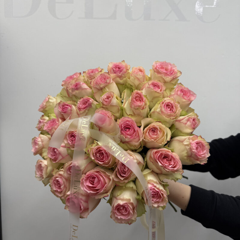 Bukiet z róż Esperance w delikatnych, dwukolorowych odcieniach różu. Luksusowy prezent na rocznicę, urodziny lub zaręczyny. Zamów online z dostawą w Poznaniu.