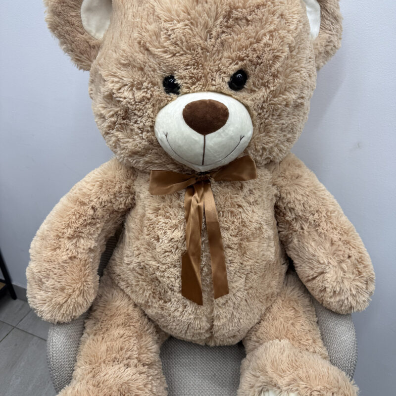 Pluszowy miś 100 cm w kolorze beżowym na krześle