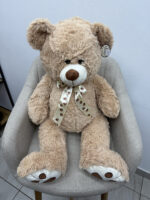 Pluszowy miś 47 cm dostępny w różnych kolorach. Idealny, miękki dodatek do bukietu kwiatów lub samodzielny prezent na urodziny, walentynki czy Dzień Dziecka. Kolor dobierany zgodnie z dostępnością. Dostawa w Poznaniu.