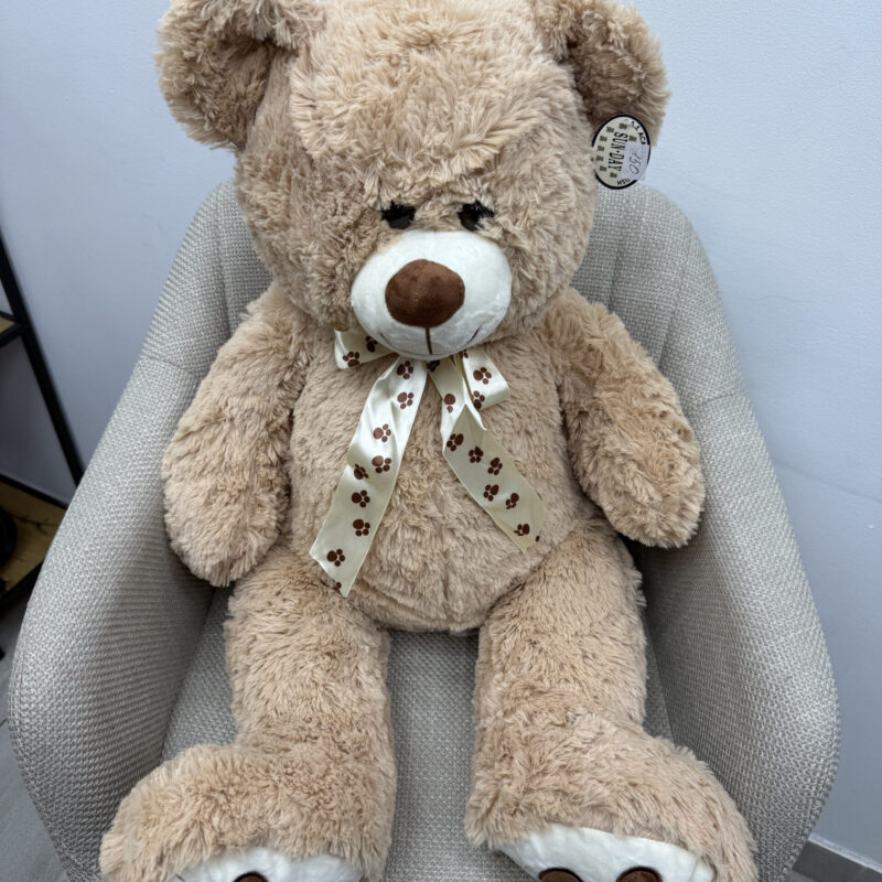 Pluszowy miś 47 cm dostępny w różnych kolorach. Idealny, miękki dodatek do bukietu kwiatów lub samodzielny prezent na urodziny, walentynki czy Dzień Dziecka. Kolor dobierany zgodnie z dostępnością. Dostawa w Poznaniu.