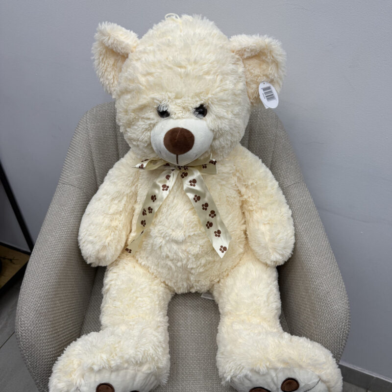 Pluszowy miś 47 cm dostępny w różnych kolorach. Idealny, miękki dodatek do bukietu kwiatów lub samodzielny prezent na urodziny, walentynki czy Dzień Dziecka. Kolor dobierany zgodnie z dostępnością. Dostawa w Poznaniu. 47 cm, mały miś, prezent do bukietu, pluszaki Poznań, maskotka prezent