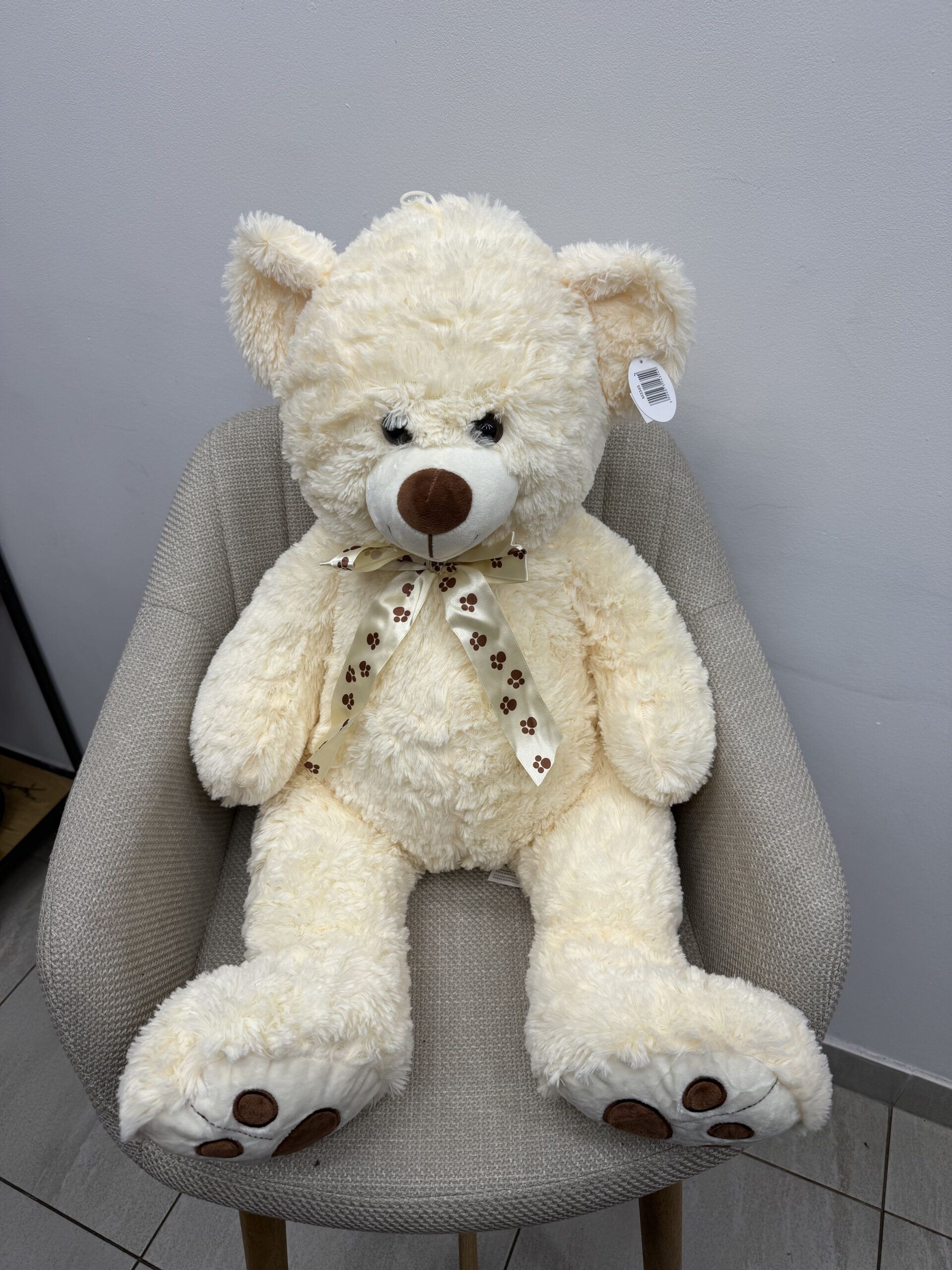 IMG_1034 Pluszowy miś 47 cm dostępny w różnych kolorach. Idealny, miękki dodatek do bukietu kwiatów lub samodzielny prezent na urodziny, walentynki czy Dzień Dziecka. Kolor dobierany zgodnie z dostępnością. Dostawa w Poznaniu. 47 cm, mały miś, prezent do bukietu, pluszaki Poznań, maskotka prezent