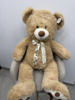 Pluszowy miś 60 cm w kolorze beżowym na krześle