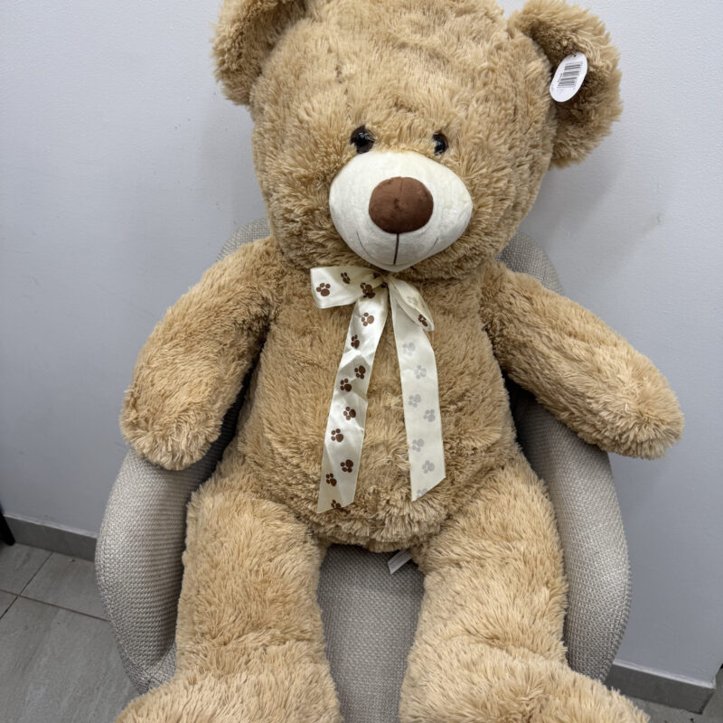 Pluszowy miś 60 cm w kolorze beżowym na krześle