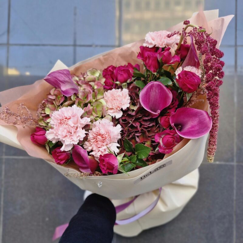 Bukiet z kalią, hortensją, goździkami i różami | Studio Deluxe