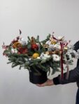 Świąteczny flowerbox z jodły i czerwonych dekoracji Studio Deluxe Poznań