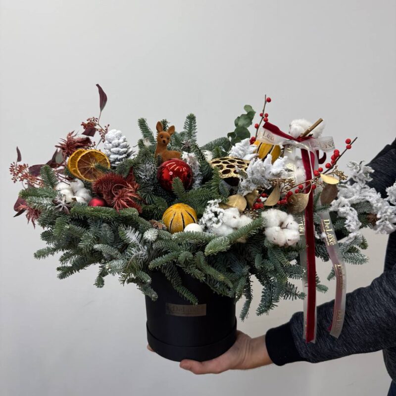 Świąteczny flowerbox z jodły i czerwonych dekoracji Studio Deluxe Poznań