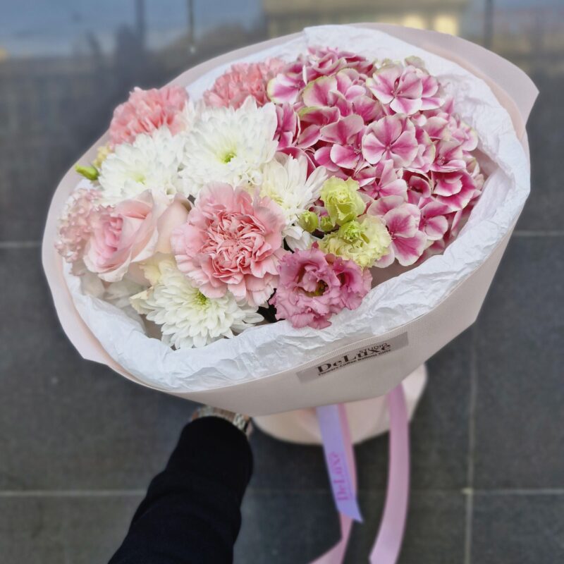 bukiet z hortensji goździków i eustomy Studio Deluxe Poznań