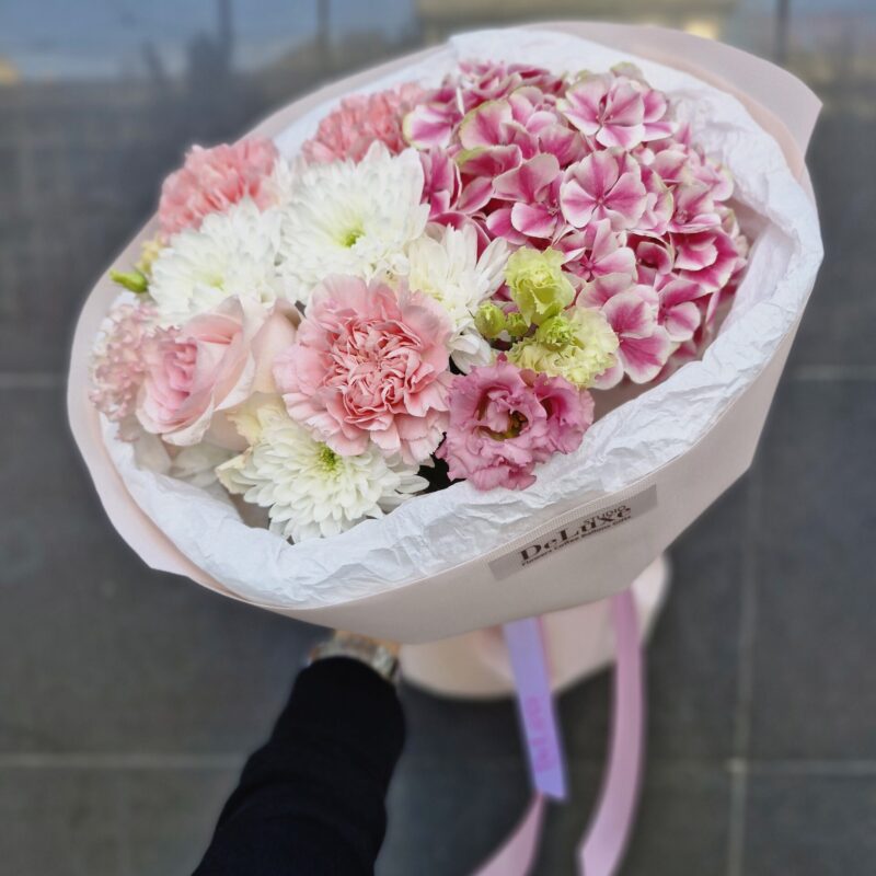 bukiet z hortensji goździków i eustomy Studio Deluxe Poznań