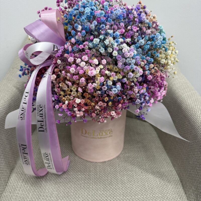 Flowerbox z kolorową gipsówką | Studio Deluxe Poznań