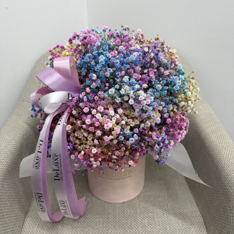 Flowerbox z kolorową gipsówką | Studio Deluxe Poznań