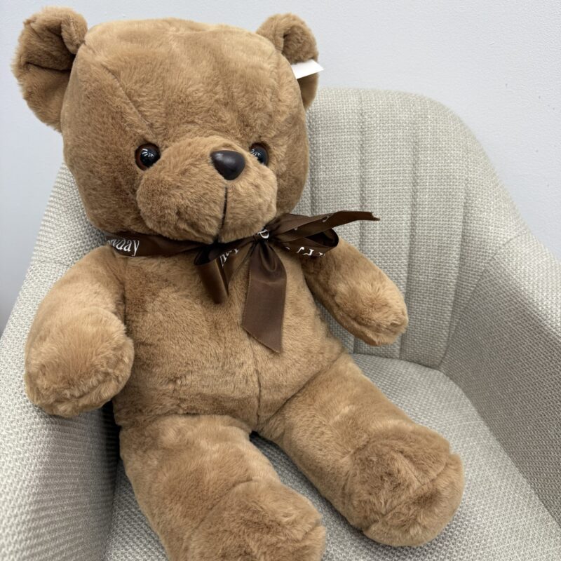 Pluszak Miś – miękki i uroczy dodatek do prezentu lub bukietu, dostępny w Studio Deluxe Poznań.