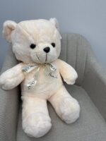 Pluszak Miś – miękki i uroczy dodatek do prezentu lub bukietu, dostępny w Studio Deluxe Poznań.