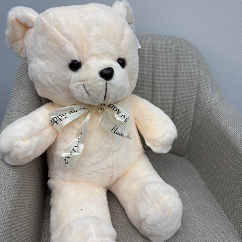 Pluszak Miś – miękki i uroczy dodatek do prezentu lub bukietu, dostępny w Studio Deluxe Poznań.