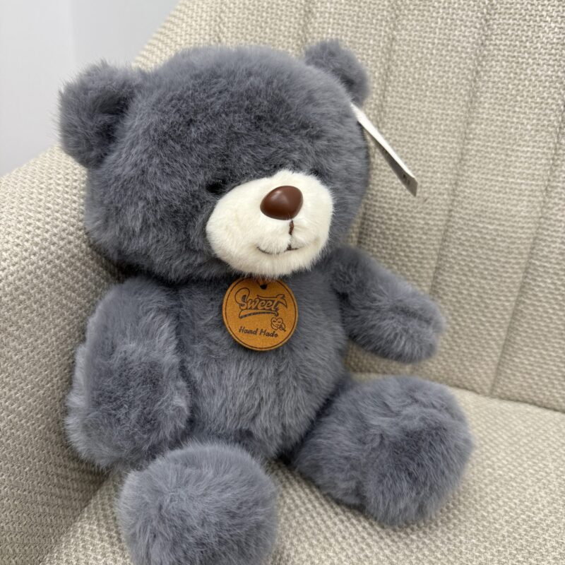 Szary pluszowy miś „Sweet Handmade” siedzący na fotelu Studio Deluxe