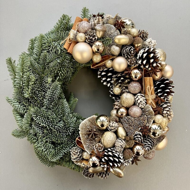 Świąteczny wieniec z jodły i złotych dekoracji Poznan