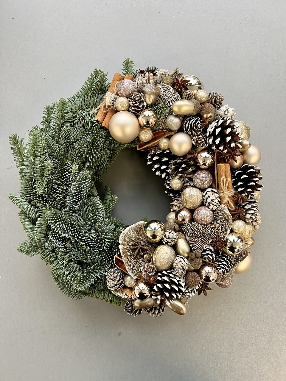 photo_2025-11-10 14.04.31 Świąteczny wieniec z jodły i złotych dekoracji Poznan