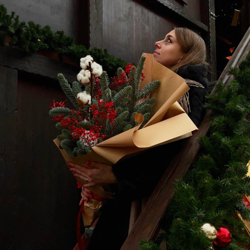 Zimowy bukiet z jodłą, bawełną i czerwonymi dodatkami Studio Deluxe