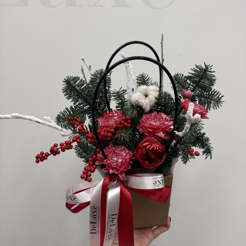 Świąteczna kompozycja z ilexem i bombką Poznan