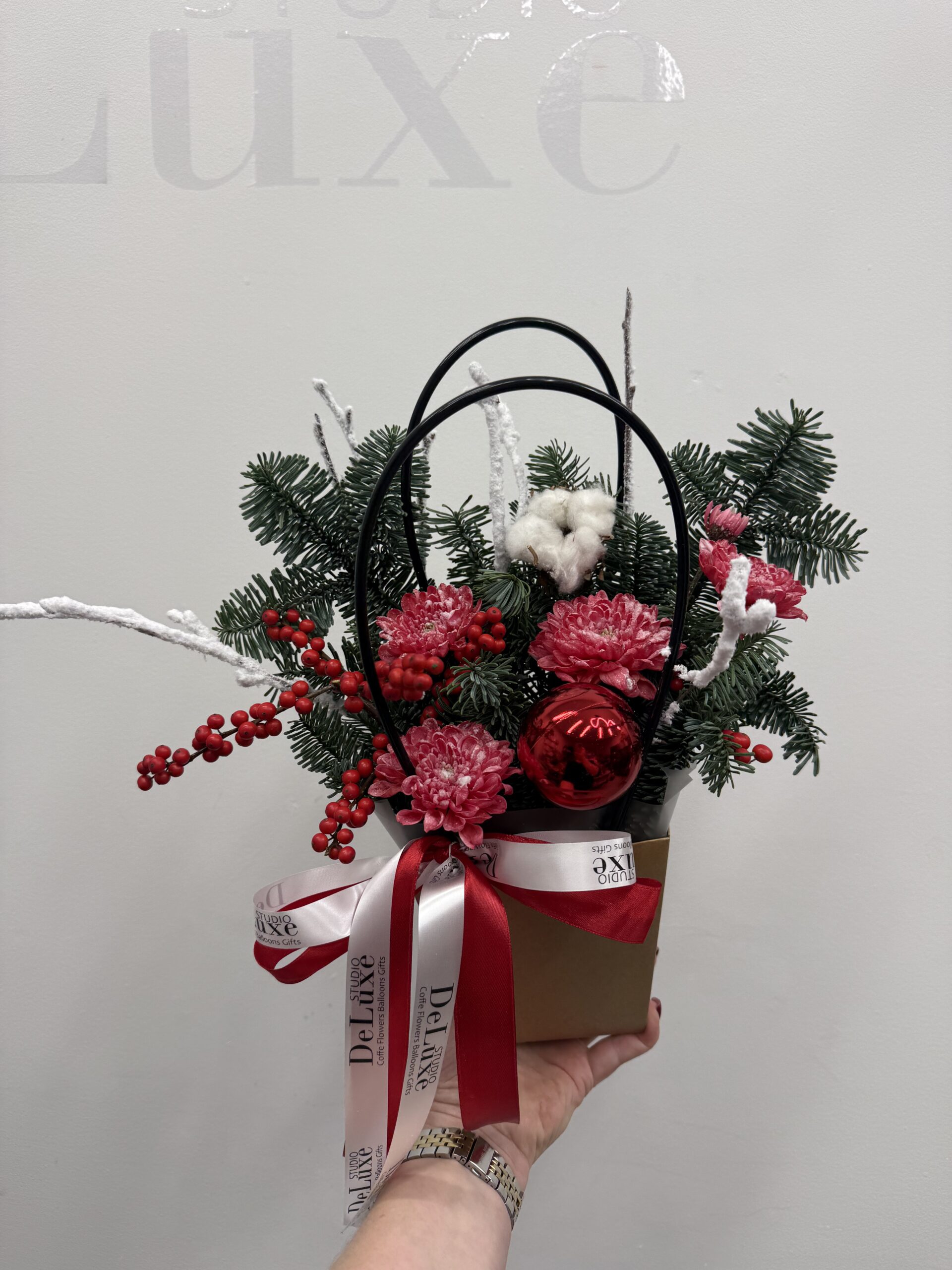 IMG_2208 Świąteczna kompozycja z ilexem i bombką Poznan