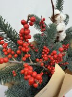 Naturalny zimowy bukiet z czerwonym ilexem i bawełną
