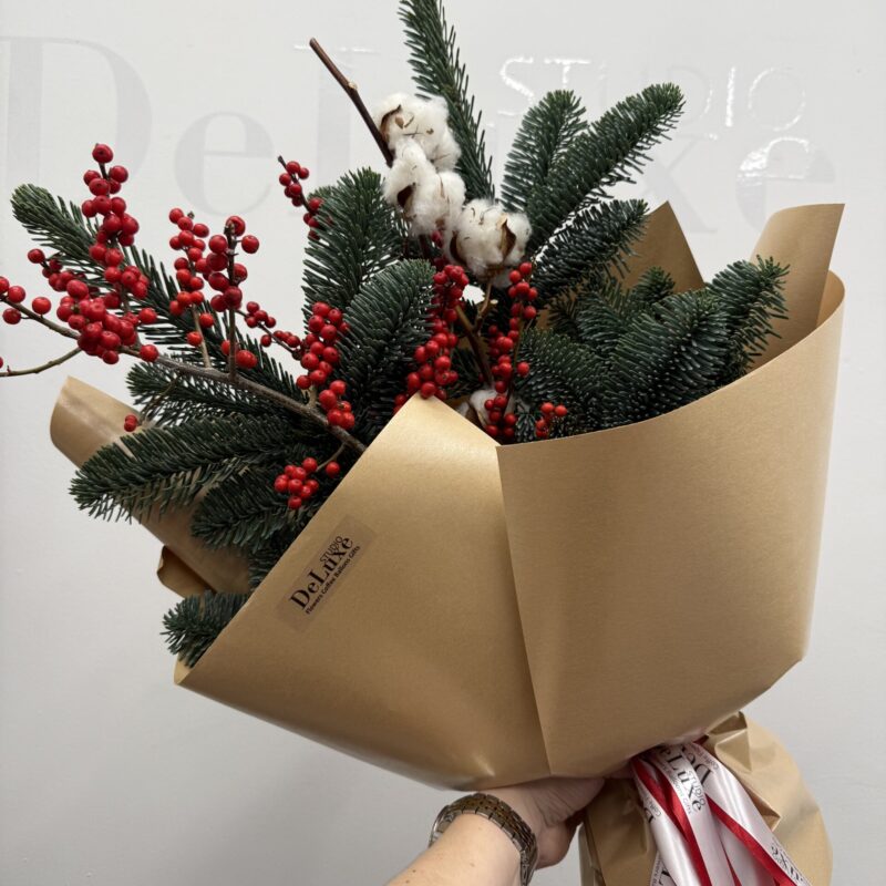 Świąteczny bukiet z ilexem, świerkiem i bawełną – Studio Deluxe