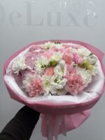 Różowo–biały bukiet z hortensją, goździkami i frezją – Studio Deluxe