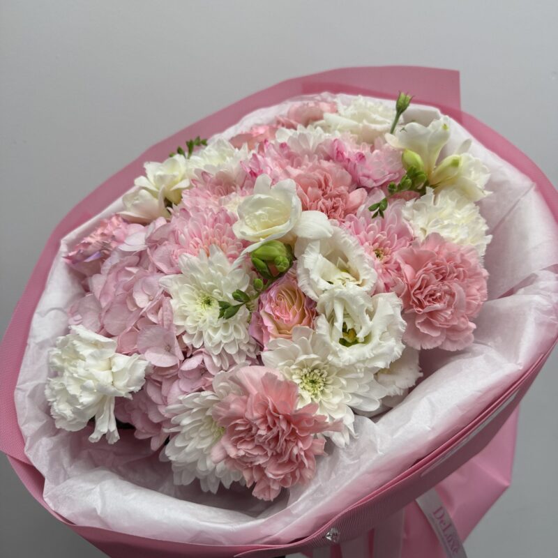 Różowo–biały bukiet z hortensją, goździkami i frezją – Studio Deluxe