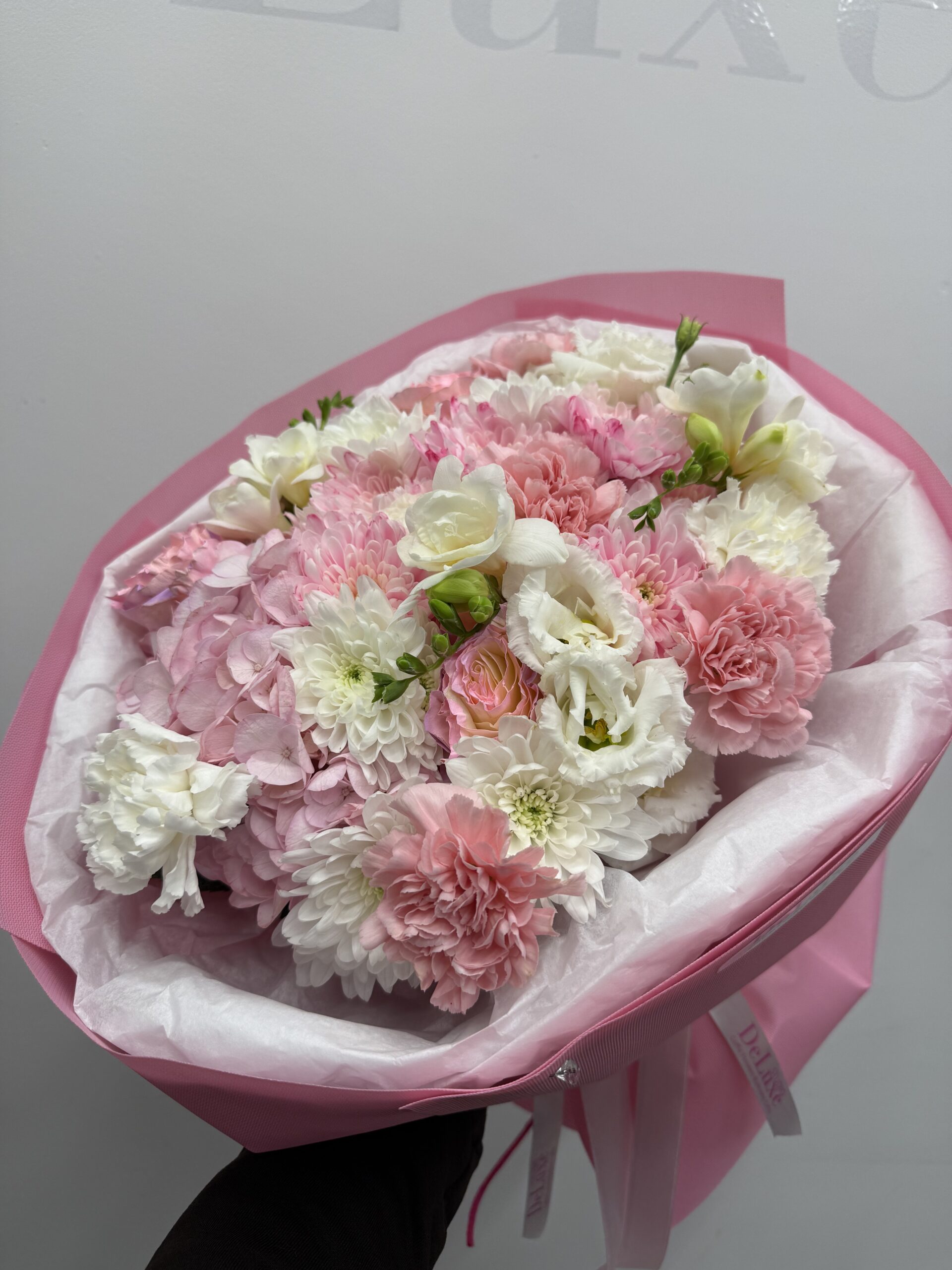 IMG_2312 Różowo–biały bukiet z hortensją, goździkami i frezją – Studio Deluxe