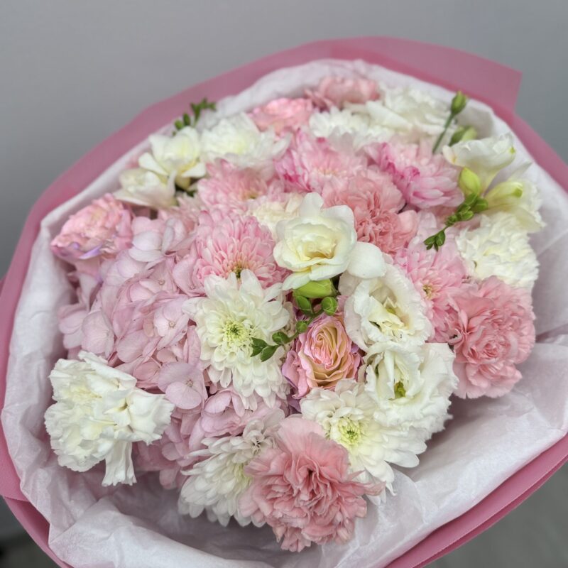 Różowo–biały bukiet z hortensją, goździkami i frezją – Studio Deluxe