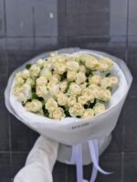 Bukiet kremowych róż gałązkowych w białym papierze – Studio Deluxe